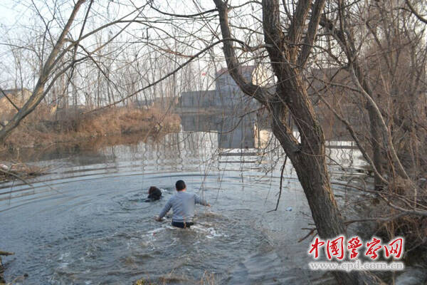 江苏:民警救跳河寻死女子全过程