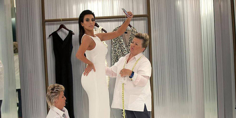 卡戴珊贴身合影奥巴马 肉色着装好似全裸被批不妥_手机凤凰网