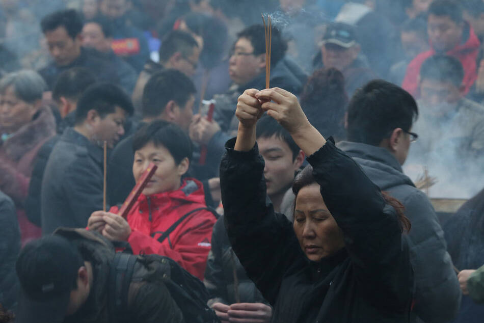 全国新年香火旺盛:香火太旺需消防员喷水冷却