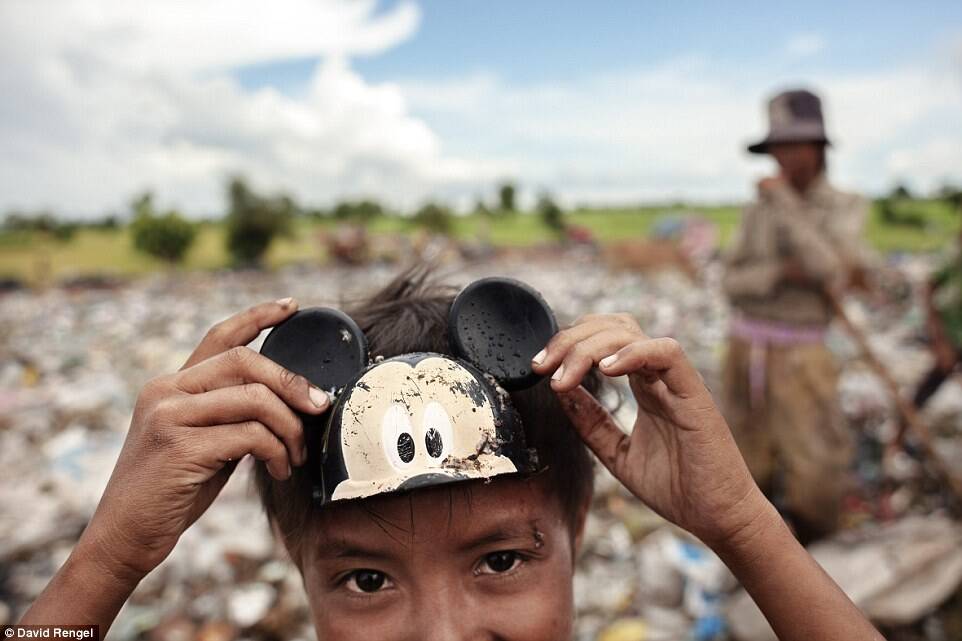 柬埔寨垃圾场童工生活成游客猎奇景点