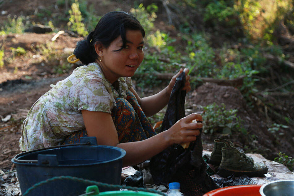 独家:果敢难民散居山上,砍甘蔗维生