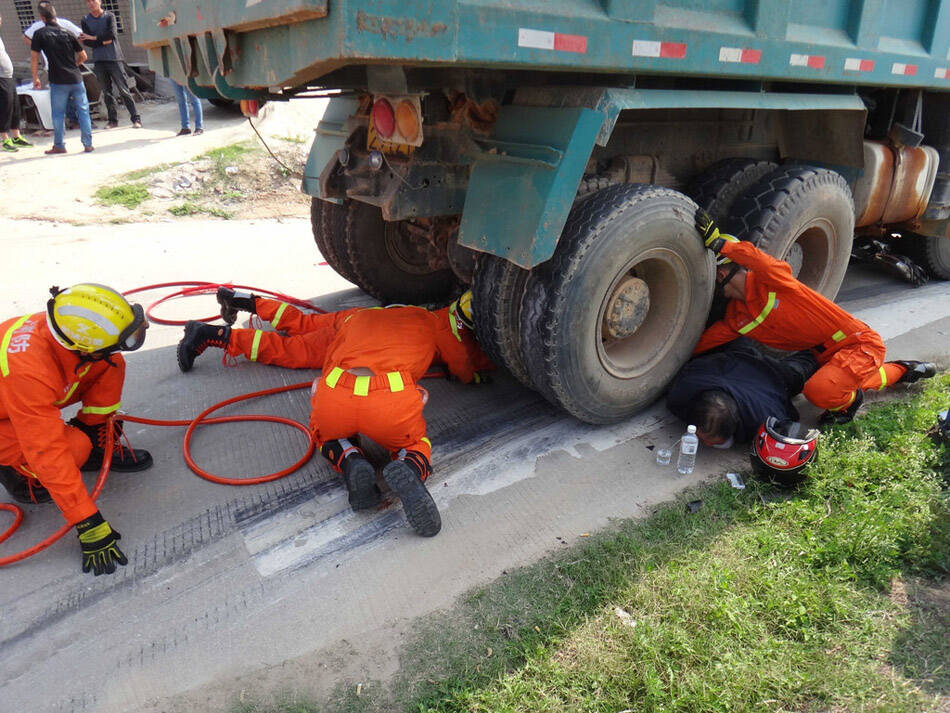 厦门:男子被压土方车车轮下