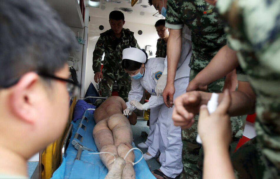 成都:一男子赤身裸体爬树折腾4小时