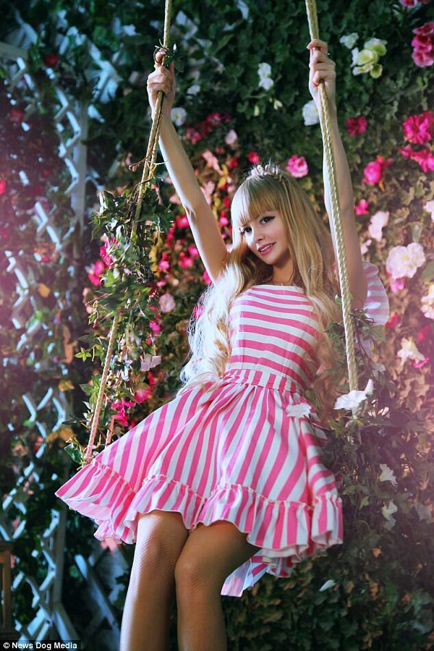 1/16 5月26日报道,26岁的angelica kenova和父母生活在俄罗斯莫斯科