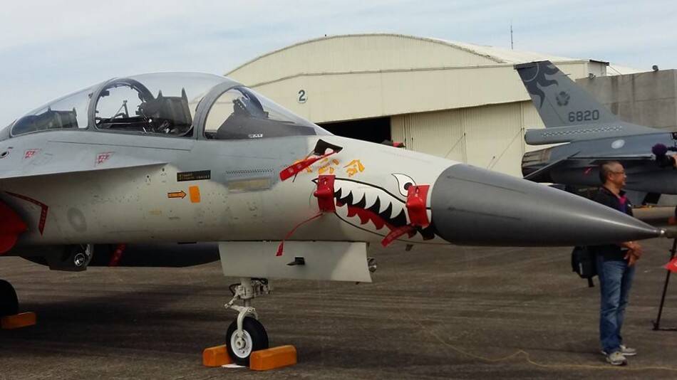 将2架f-16战斗机和2架idf战斗机重新涂装,重现当年"飞虎队"经典鲨鱼