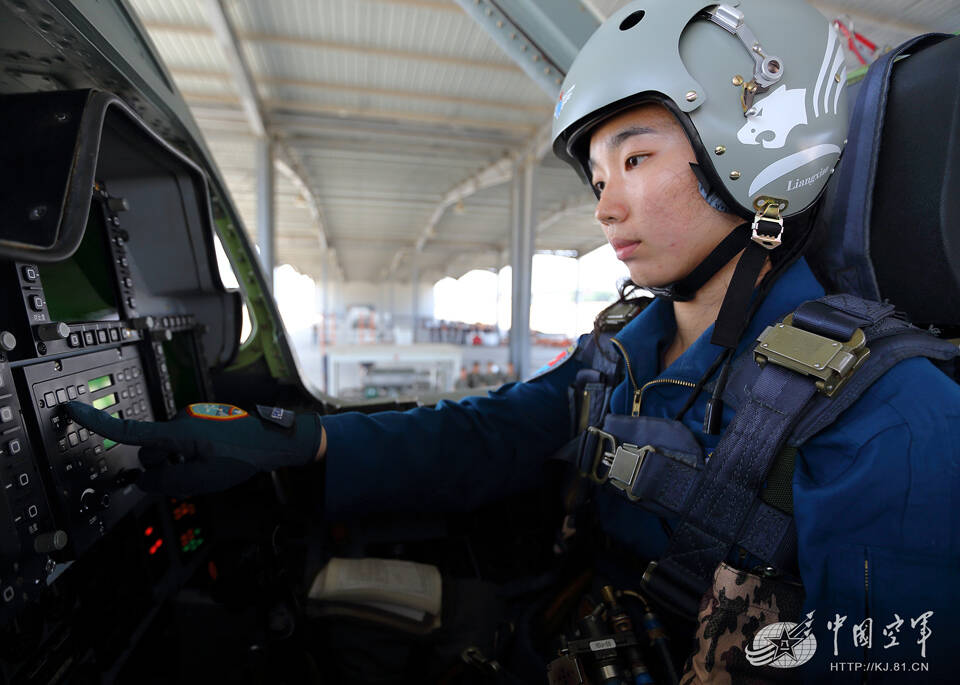 中国空军双学士女飞行员首次开上飞豹歼轰战机