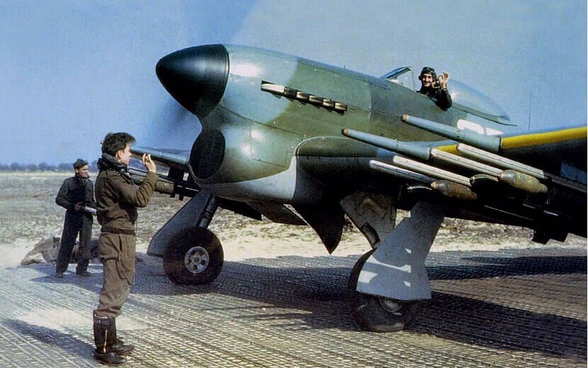 为了参加此次活动,英国皇家空军第29中队将台风战斗机刷上了二战纪念