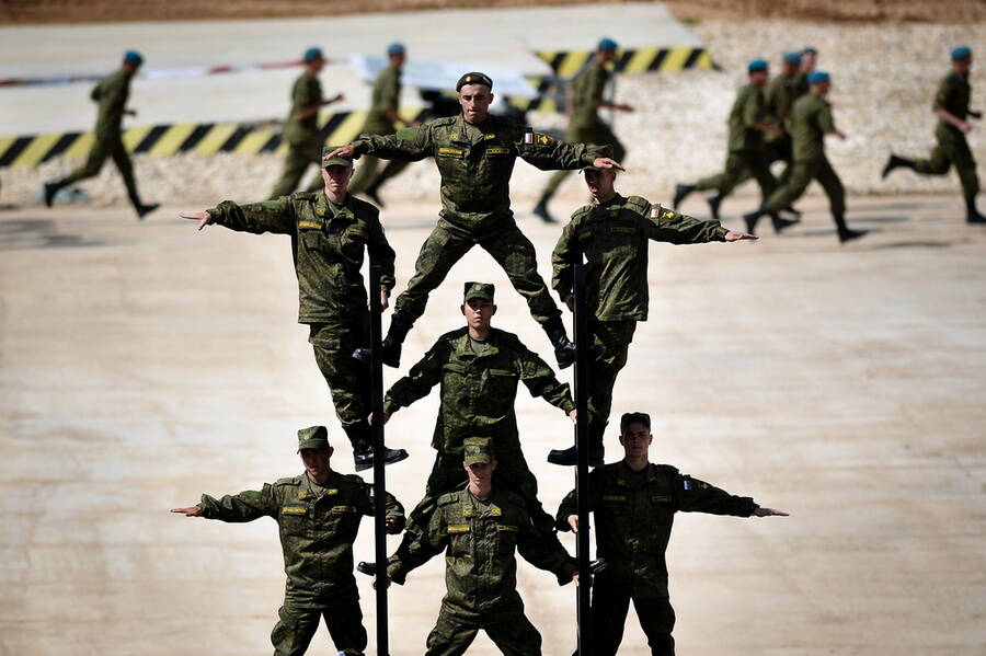 俄罗斯国际军事比赛开幕式彩排 搭人梯秀古战车