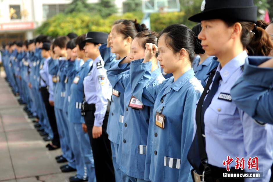女子监狱欢庆国庆的方式