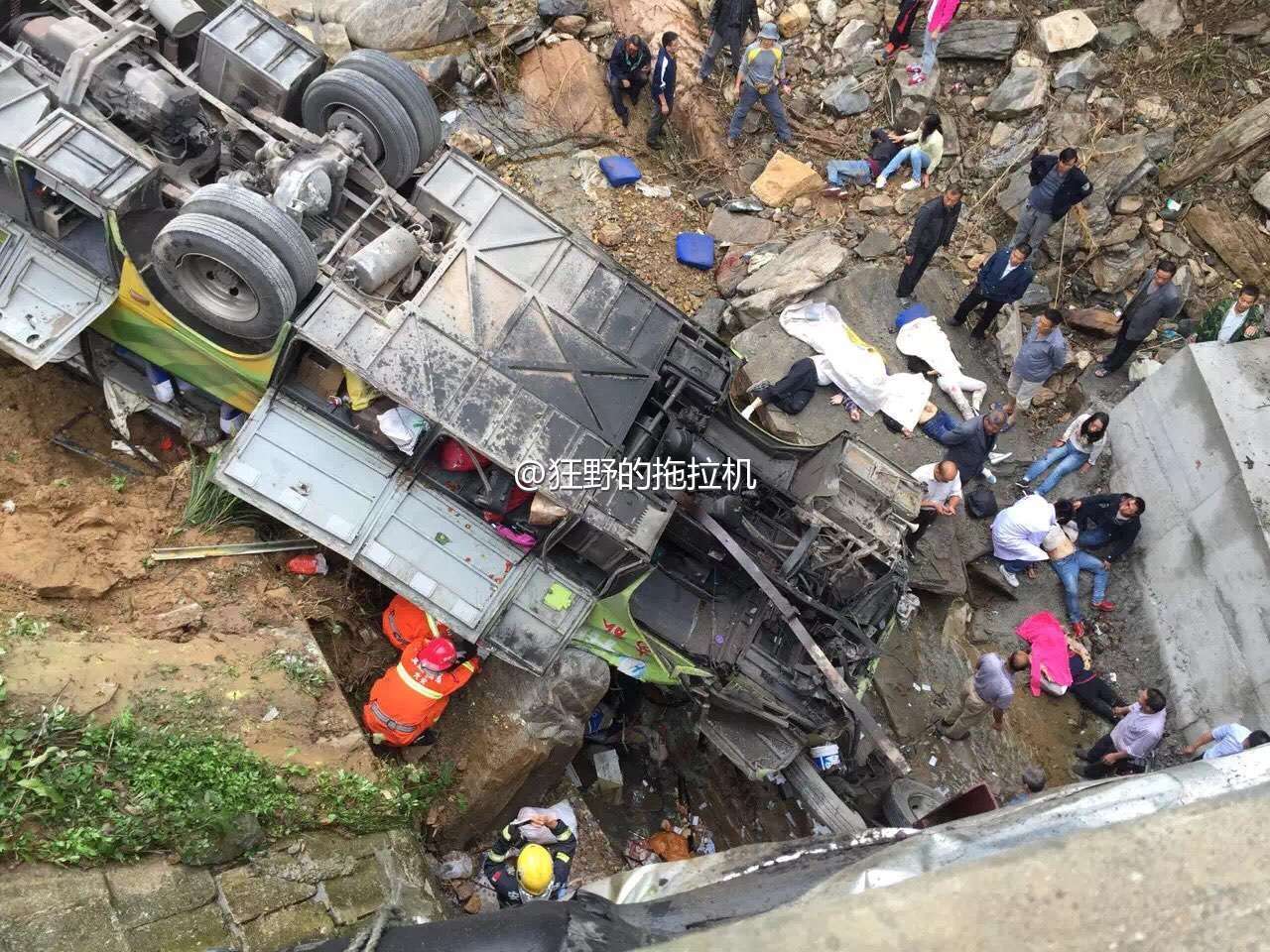 上海交警通报两车高架上斗气碰撞