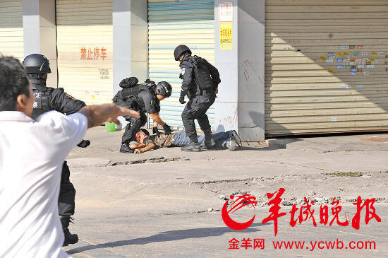歹徒闹市挟持人质 枪神出手一枪毙命