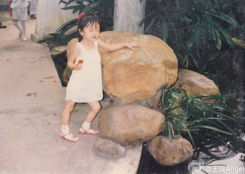 "汪曼春"王鸥庆生 尽情高歌晒童年照