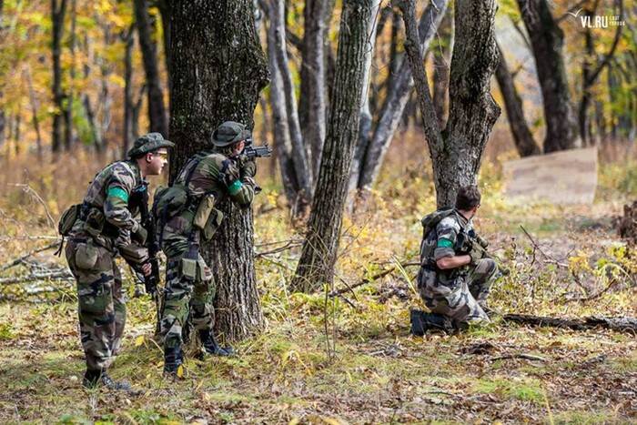 毛子玩真人cs游戏 装备堪比正规军