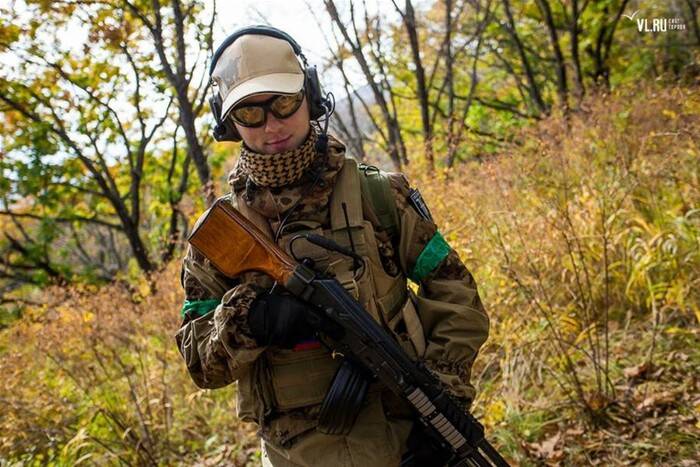 毛子玩真人cs游戏 装备堪比正规军