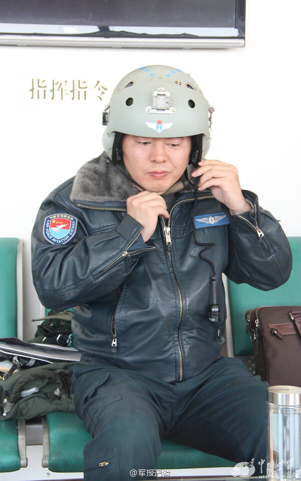 坠毁歼10负伤飞行员时隔50天重返蓝天 状态上佳