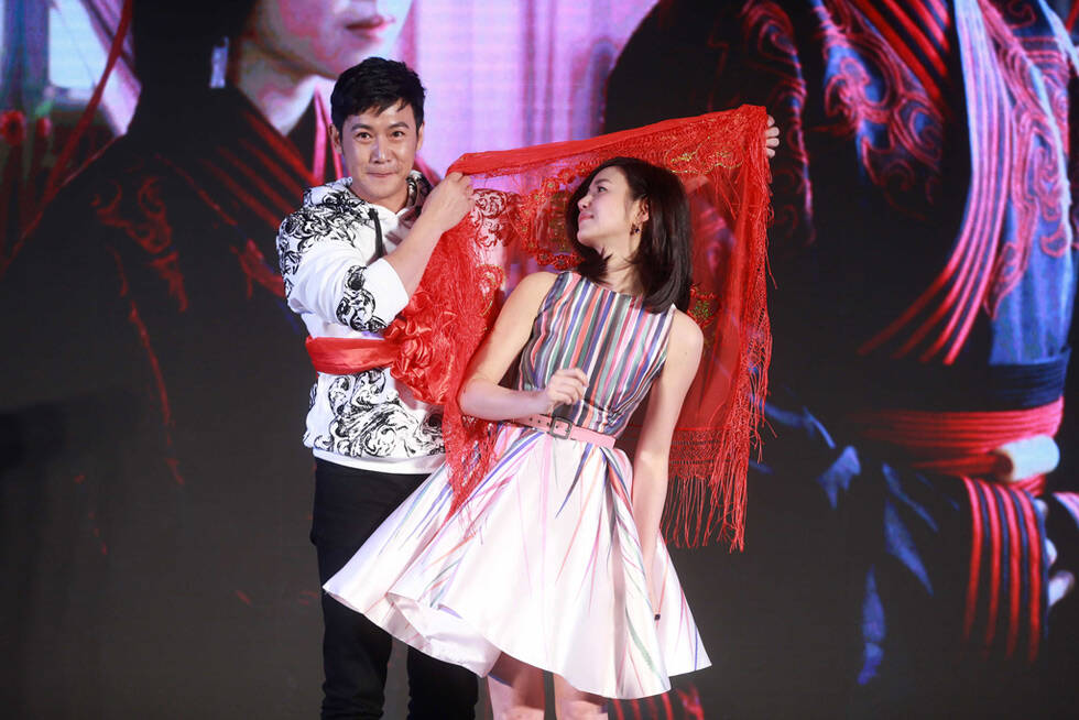 陆毅为陈妍希披红盖头 "小龙女"预演"大婚"露甜笑