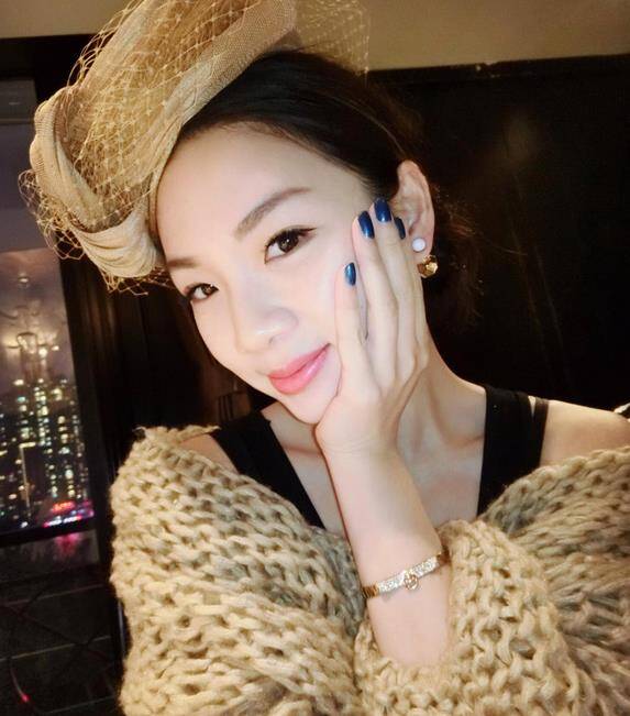 孙祥娇妻秀美照 旗袍性感黑丝露小蛮腰