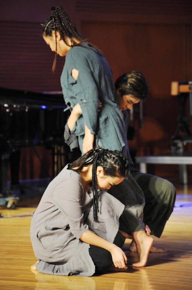 长大了!林妙可画烟熏妆排练音乐剧 表情认真