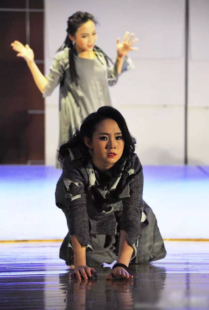 长大了!林妙可画烟熏妆排练音乐剧 表情认真