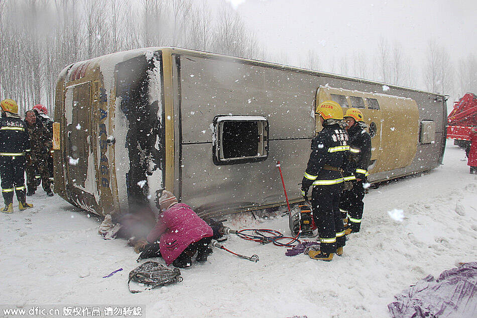 黑龙江旅游大巴车侧翻致4死13伤