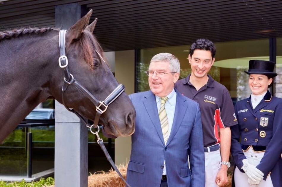 华天与女友亲密合照曝光两人大秀恩爱