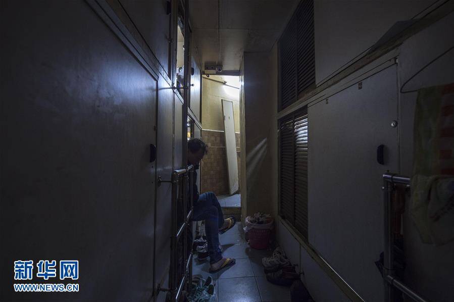 住在棺材房、劏房、笼屋里的香港人_手机凤凰网