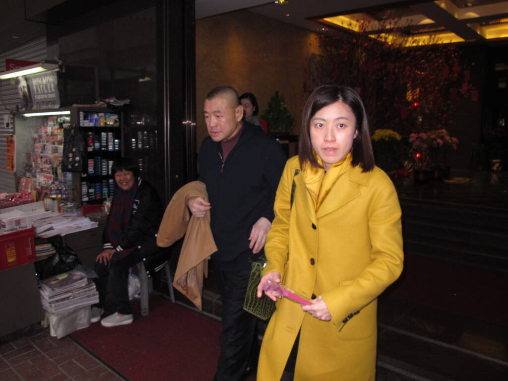 及一对精灵可爱的子女刘仲学与刘秀桦等于12时半到福临门酒家用膳,一