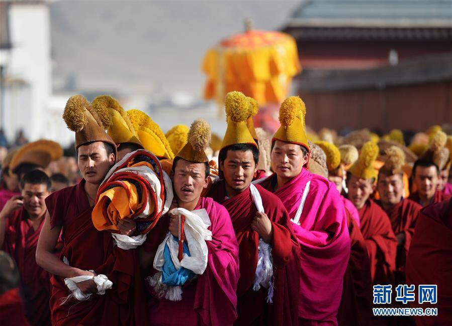 最壮观的晒佛节:10万人朝拜巨幅佛像
