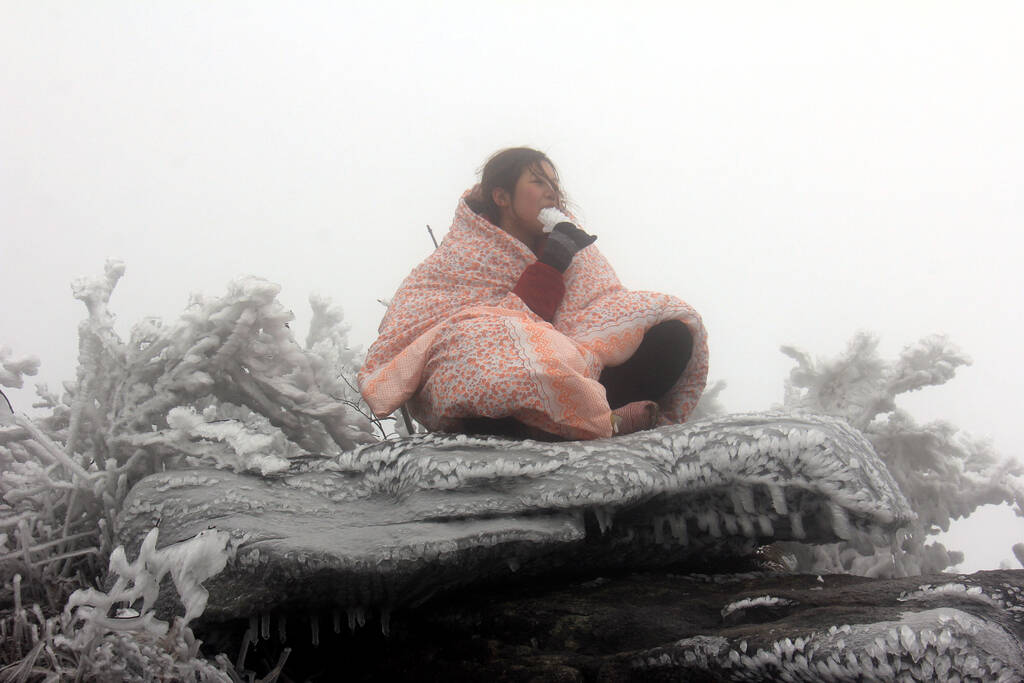 广东现雪景奇观 游客披棉被赏雪