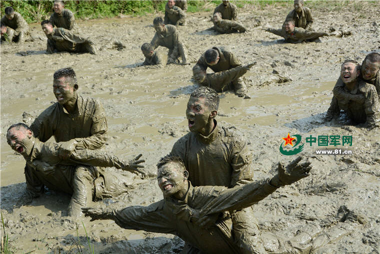 武警特战队"魔鬼周"训练 泥浆格斗宛若大片