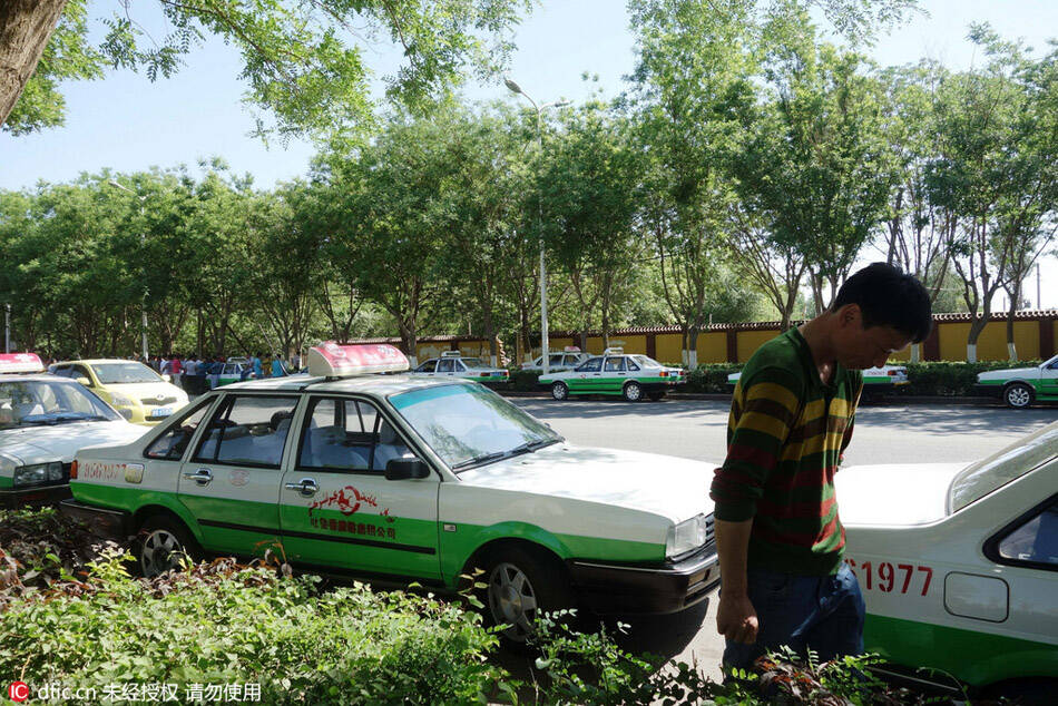 当天,有"火洲"之称的新疆吐鲁番市高昌区数百辆城市出租车"罢行".