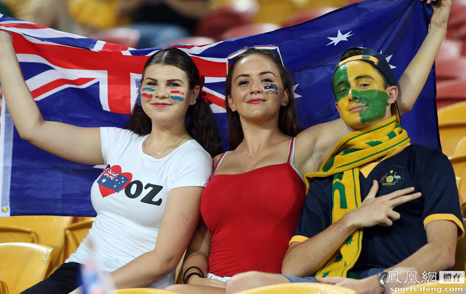 中澳女球迷赛场斗艳 火辣女郎pk广场舞大妈