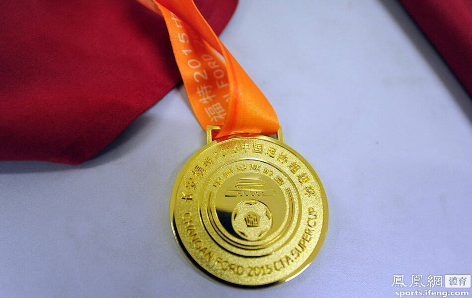 超级杯奖杯亮相雕刻"中国龙" 网友吐槽像糖稀制作