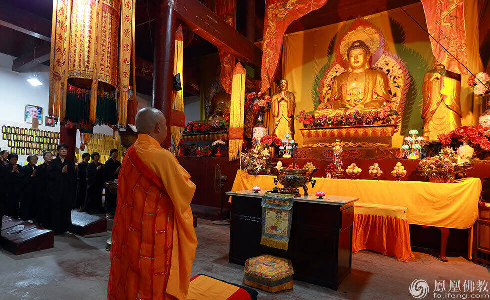 安庆福慧寺僧众诵经回报父母恩