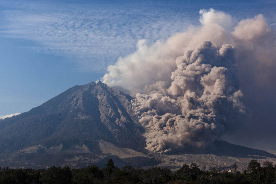 印尼两座火山喷发后的景象