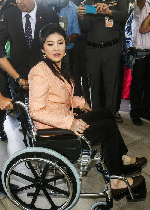英拉摔伤后坐轮椅现身