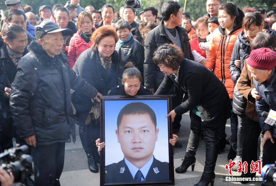 反恐行动中牺牲的特警闫小飞骨灰回到成都市温江区,并安放在烈士陵园