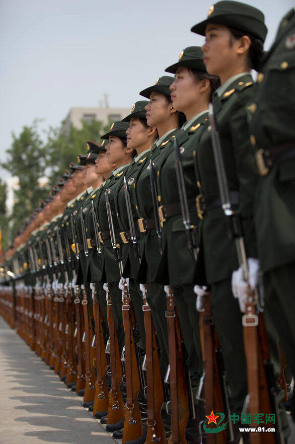 中国首批仪仗队女兵训练揭秘:汗水浇筑英姿飒爽_手机凤凰网