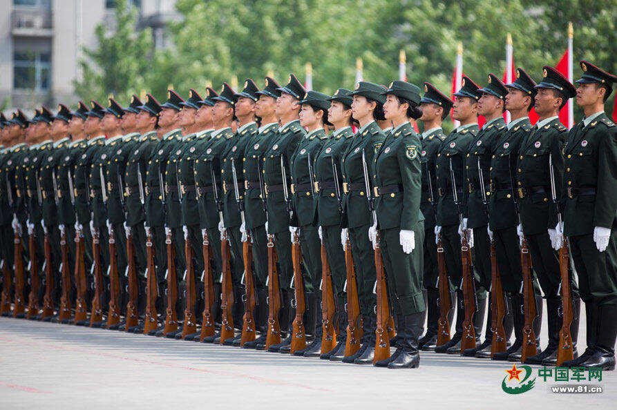 中国首批仪仗队女兵训练揭秘：汗水浇筑英姿飒爽_手机凤凰网