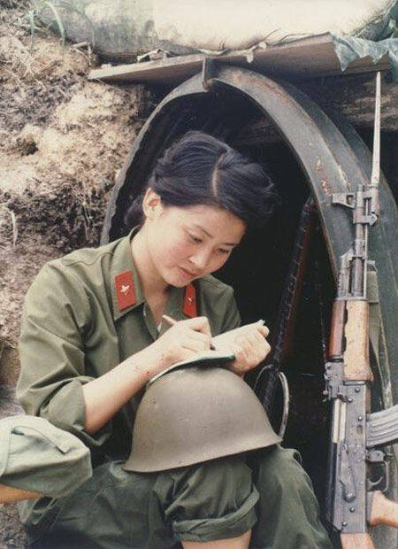 1/5 对越反击战中,女性扮演了重要角色,本组照片回顾对越作战中的中国