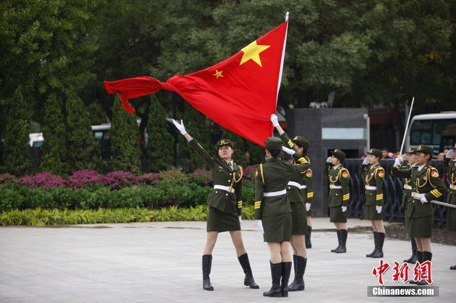 仪仗队女兵护旗手比赛图片