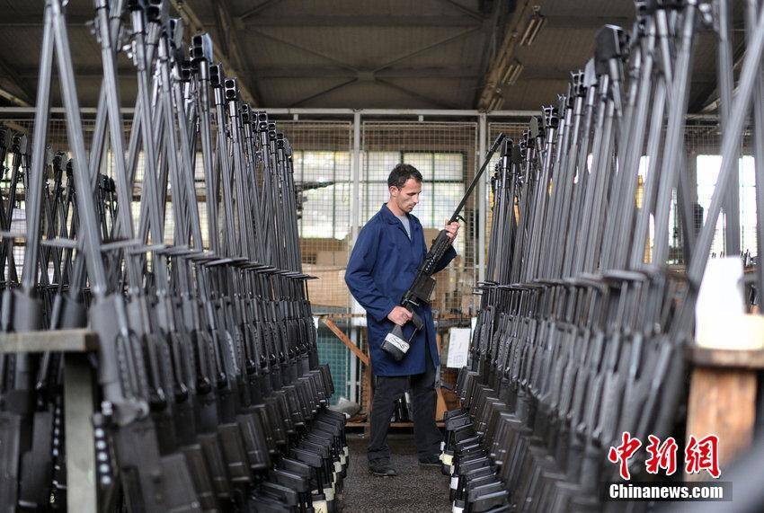 塞尔维亚枪支制造厂内摆满大狙 女工细心检查