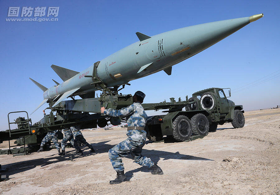 解放军"联合行动"军演场面恢弘 火箭弹满天飞