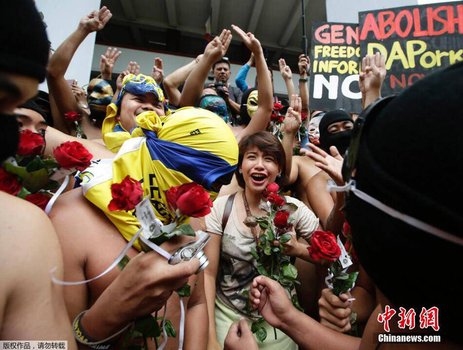 菲律宾大学举行男生裸奔大会