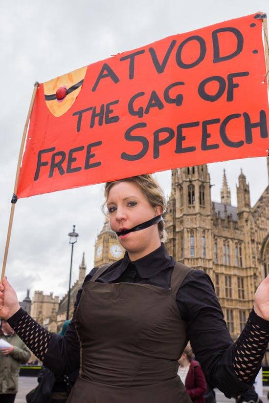 英国:民众坐脸示威 抗议色情审查立法
