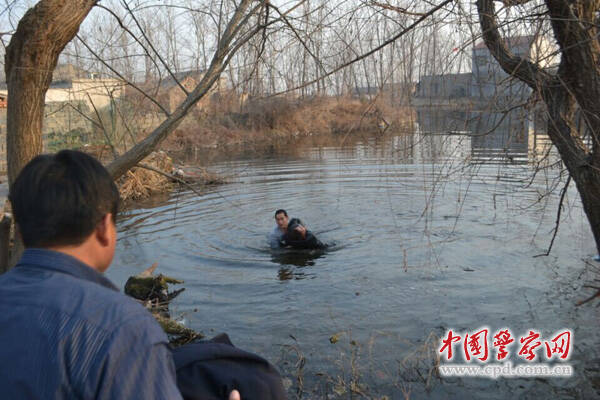 江苏:民警救跳河寻死女子全过程
