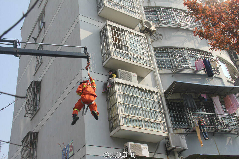 6岁女童被困在2楼与3楼之间的空调外机上方,随时可能坠落,情况十分