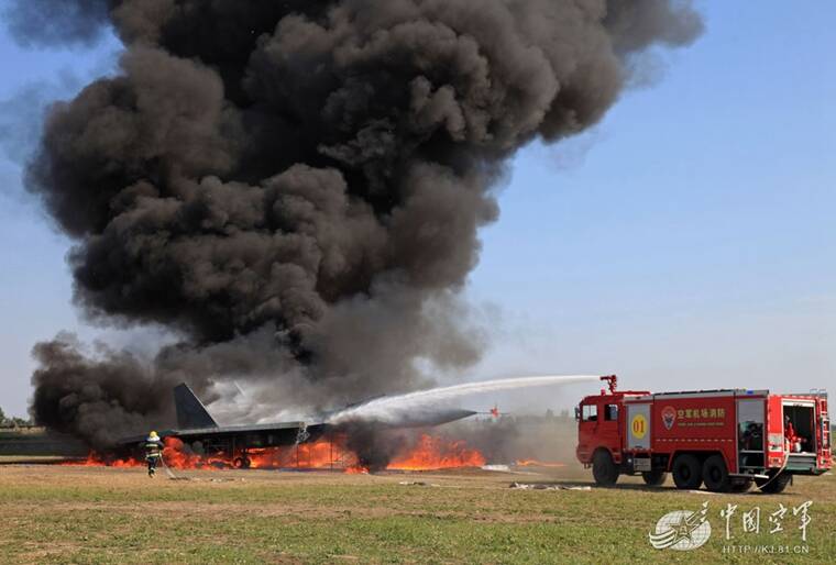 1/16 5月底,一场空军机场消防实战化训练检验性拉动考核在渤海之滨拉
