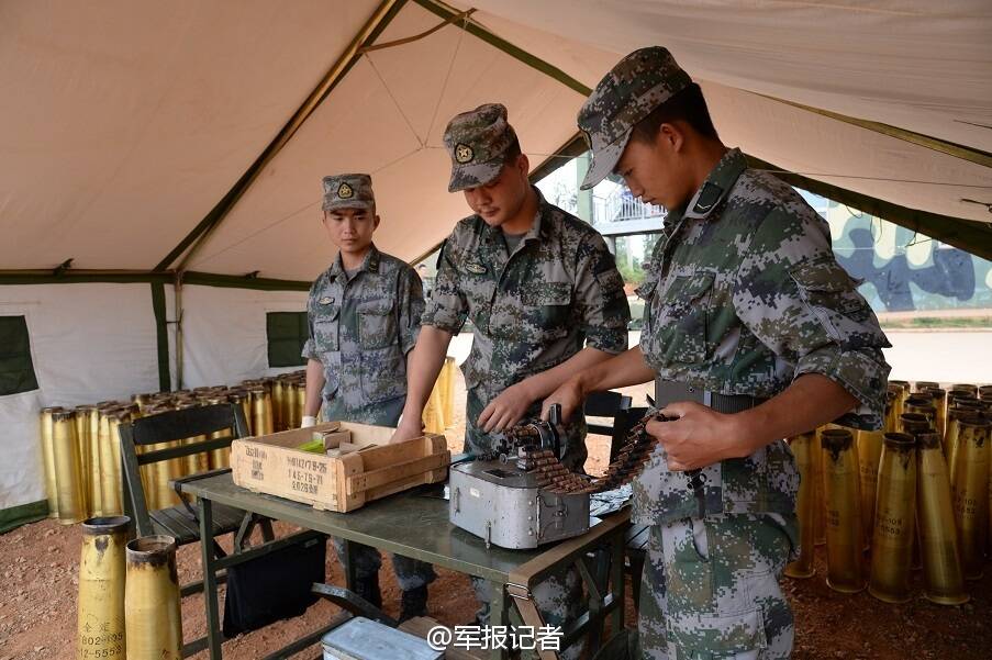 炮弹出膛震撼瞬间:驻云南部队59D坦克主炮开火_手机凤凰网