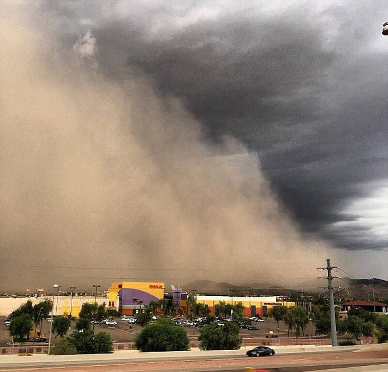 又叫哈布尘风,通常还伴随沙尘暴,有时还有暴雨雷电和小龙卷风